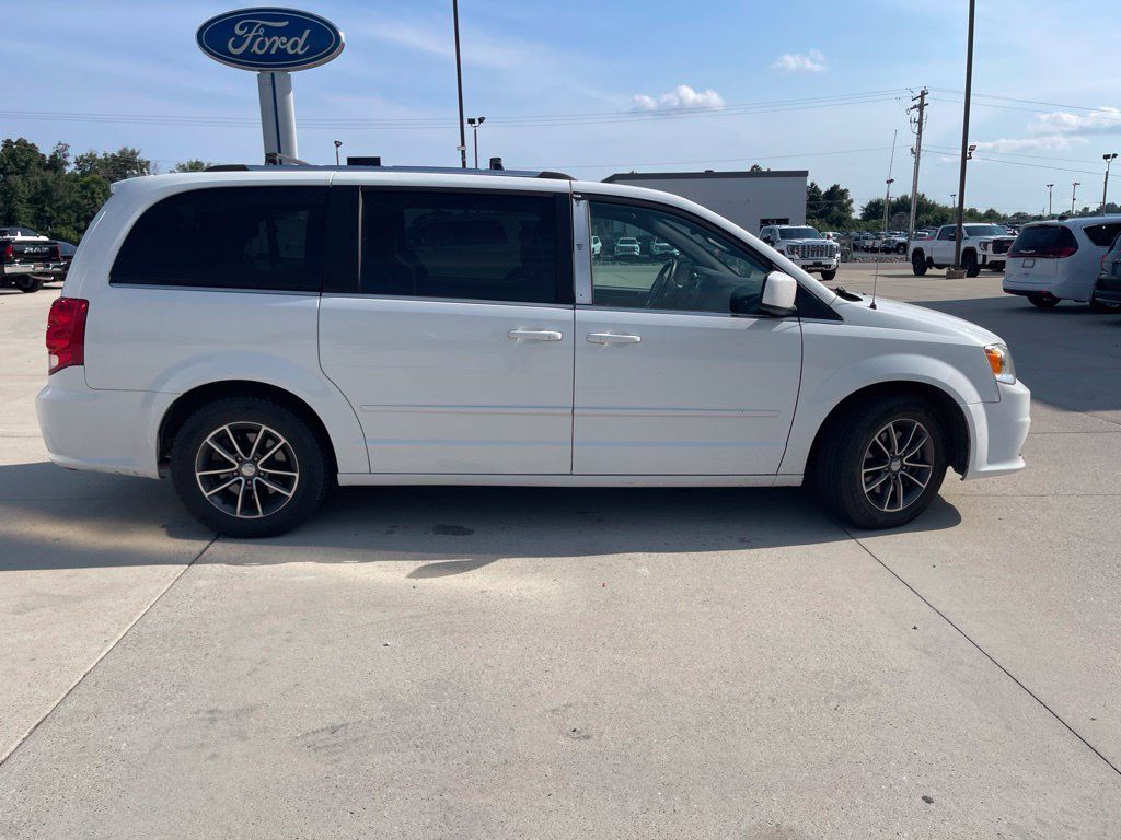 Used 2017 Dodge Grand Caravan SXT FWD image 3