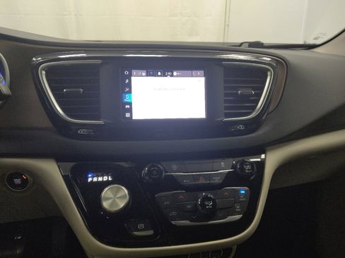 Used 2023 Chrysler Voyager LX image 25