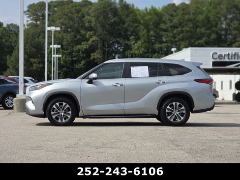 Used 2023 Toyota Highlander XLE FWD image 4
