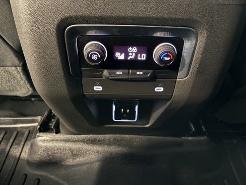 Used 2023 Chevrolet Suburban LT RWD image 11