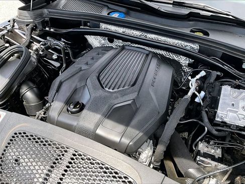 Certified 2026 Porsche Macan AWD/4WD image 24