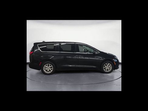 Used 2023 Chrysler Pacifica Touring-L FWD image 7