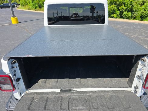 Used 2021 Jeep Gladiator Overland AWD/4WD image 14