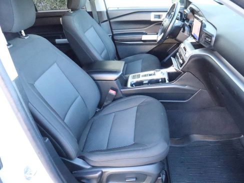 Used 2022 Ford Explorer XLT image 7