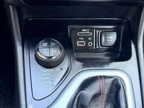 Used 2017 Jeep Cherokee Trailhawk w/ Comfort/Convenience Group AWD/4WD image 49