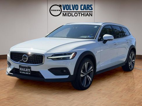 Used 2025 Volvo V60 B5 Cross Country Plus AWD/4WD image 23