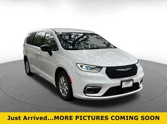 Used 2024 Chrysler Pacifica Touring-L FWD video 1