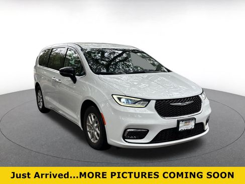Used 2024 Chrysler Pacifica Touring-L FWD image 1