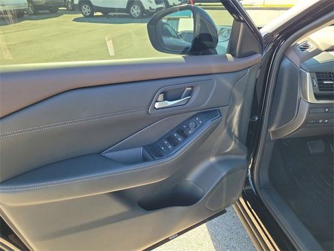 Used 2023 Nissan Rogue SV w/ SV Premium B Package image 17