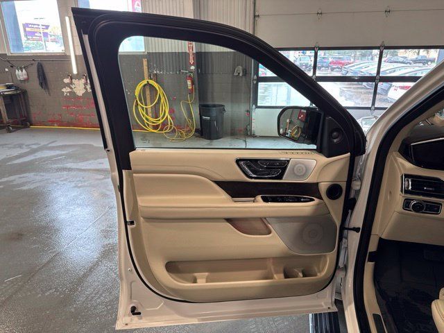 Used 2019 Lincoln Navigator Reserve w/ Cargo Package AWD/4WD image 9