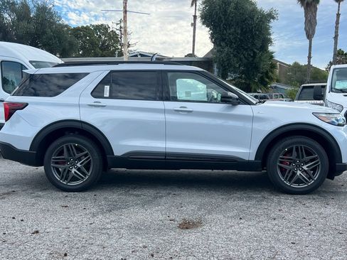 New 2026 Ford Explorer ST-Line w/ ST-Line Street Pack AWD/4WD image 4