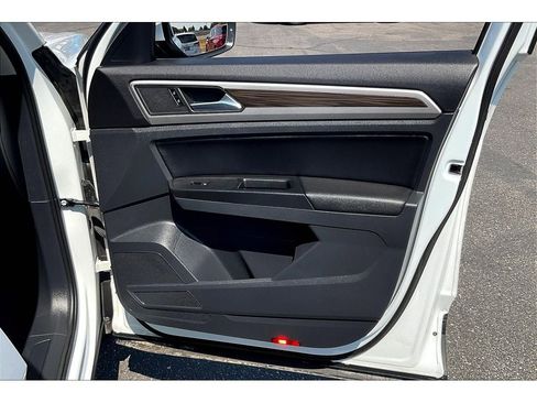 Used 2021 Volkswagen Atlas SE image 24