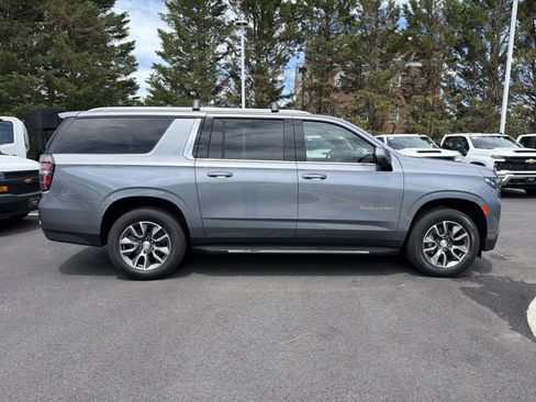 Used 2022 Chevrolet Suburban LT w/ LT Signature Package AWD/4WD image 10