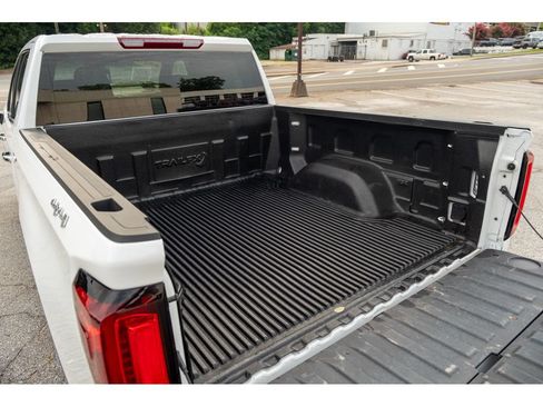 Used 2025 GMC Sierra 1500 SLT AWD/4WD image 33