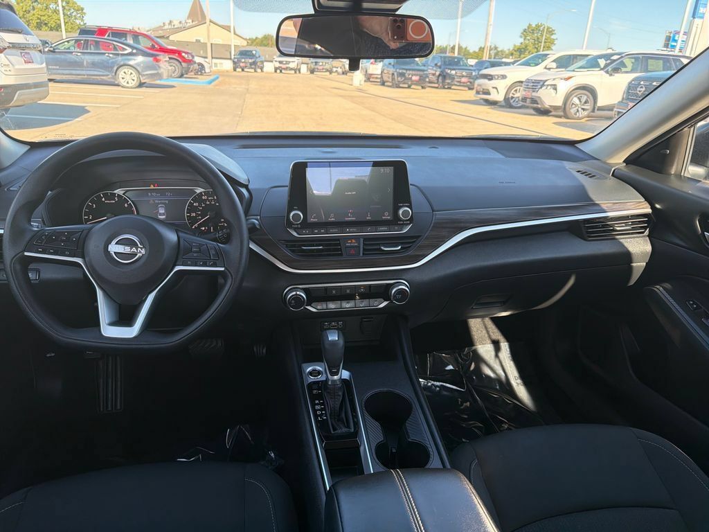 Used 2025 Nissan Altima 2.5 SV FWD image 12