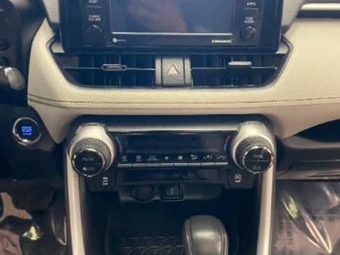 Used 2021 Toyota RAV4 XLE w/ Convenience Package image 30