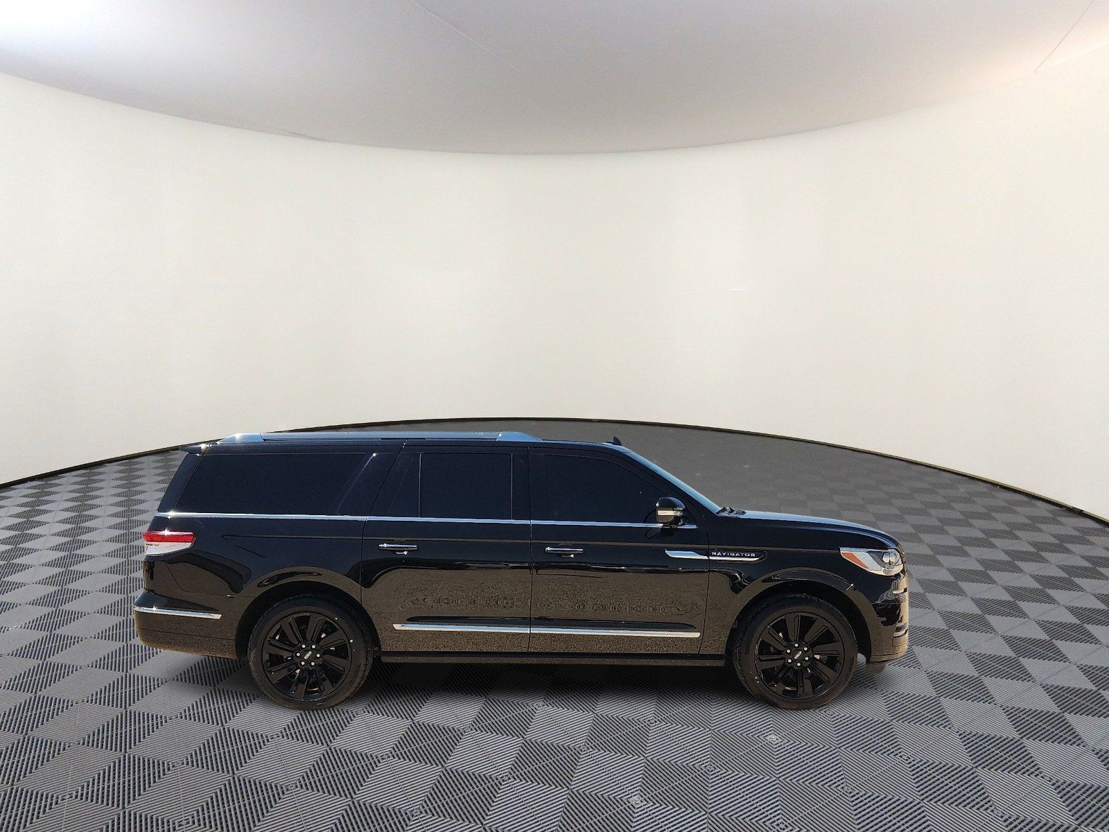 Used 2023 Lincoln Navigator L Reserve AWD/4WD image 4