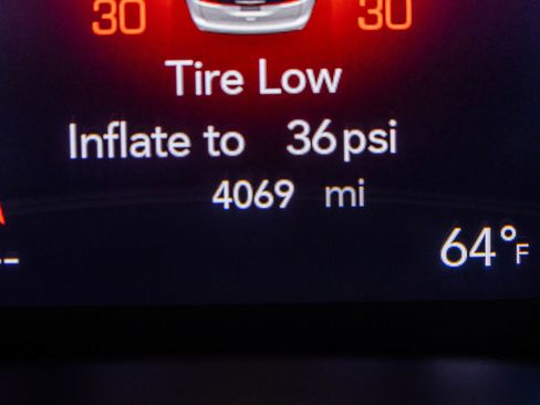 Used 2023 Chrysler Pacifica Limited w/ Uconnect Theater Family Group image 39