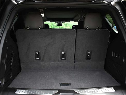 Used 2024 Chevrolet Suburban Premier w/ Premium Package 2 AWD/4WD image 8