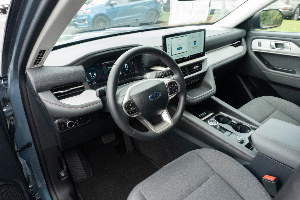 Used 2025 Ford Explorer Active RWD image 3