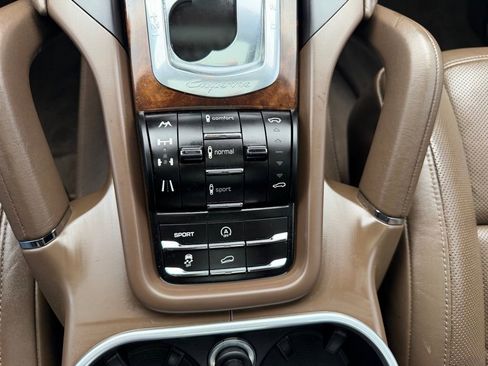 Used 2012 Porsche Cayenne Turbo image 41