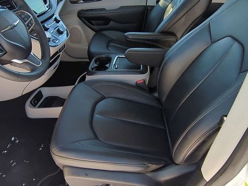 Used 2024 Chrysler Pacifica Touring-L image 9