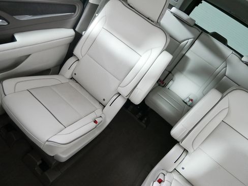 Used 2022 GMC Yukon XL Denali image 12