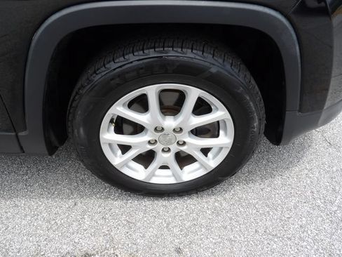 Used 2017 Jeep Cherokee Latitude FWD image 15