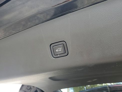 Used 2023 Chevrolet Traverse LT image 16