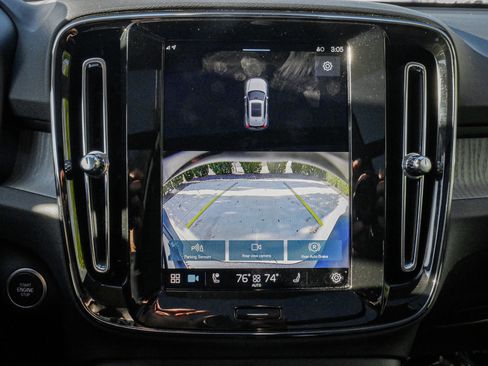 Used 2025 Volvo XC40 B5 Core image 25