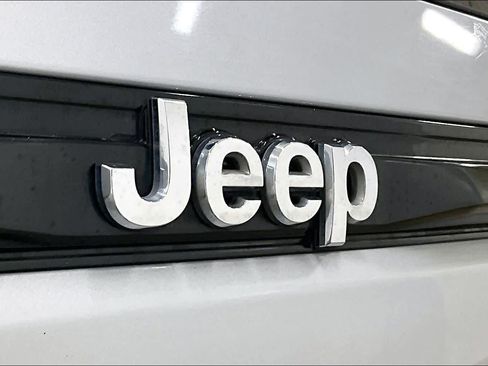 Used 2024 Jeep Grand Cherokee Laredo RWD image 30
