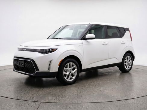 Used 2025 Kia Soul LX w/ LX Technology Package FWD image 3