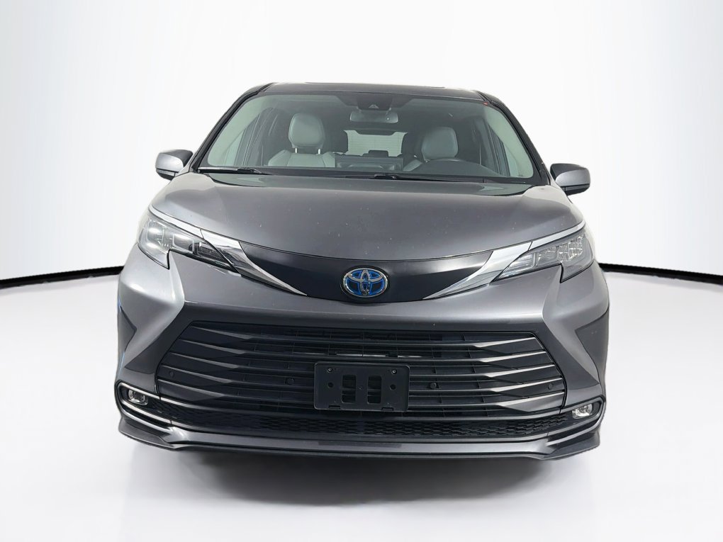 Used 2025 Toyota Sienna XLE FWD image 2