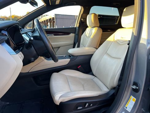 Used 2018 Cadillac XT5 Luxury w/ Driver Awareness Package image 10