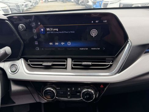 Certified 2025 Chevrolet Trax LT FWD image 21