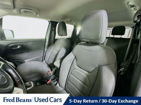 Used 2020 Jeep Renegade Latitude w/ Cold Weather Group image 21