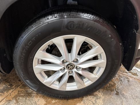 Used 2023 Toyota Corolla Cross LE w/ Moonroof Package image 7