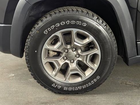 Used 2022 Jeep Cherokee Trailhawk image 10