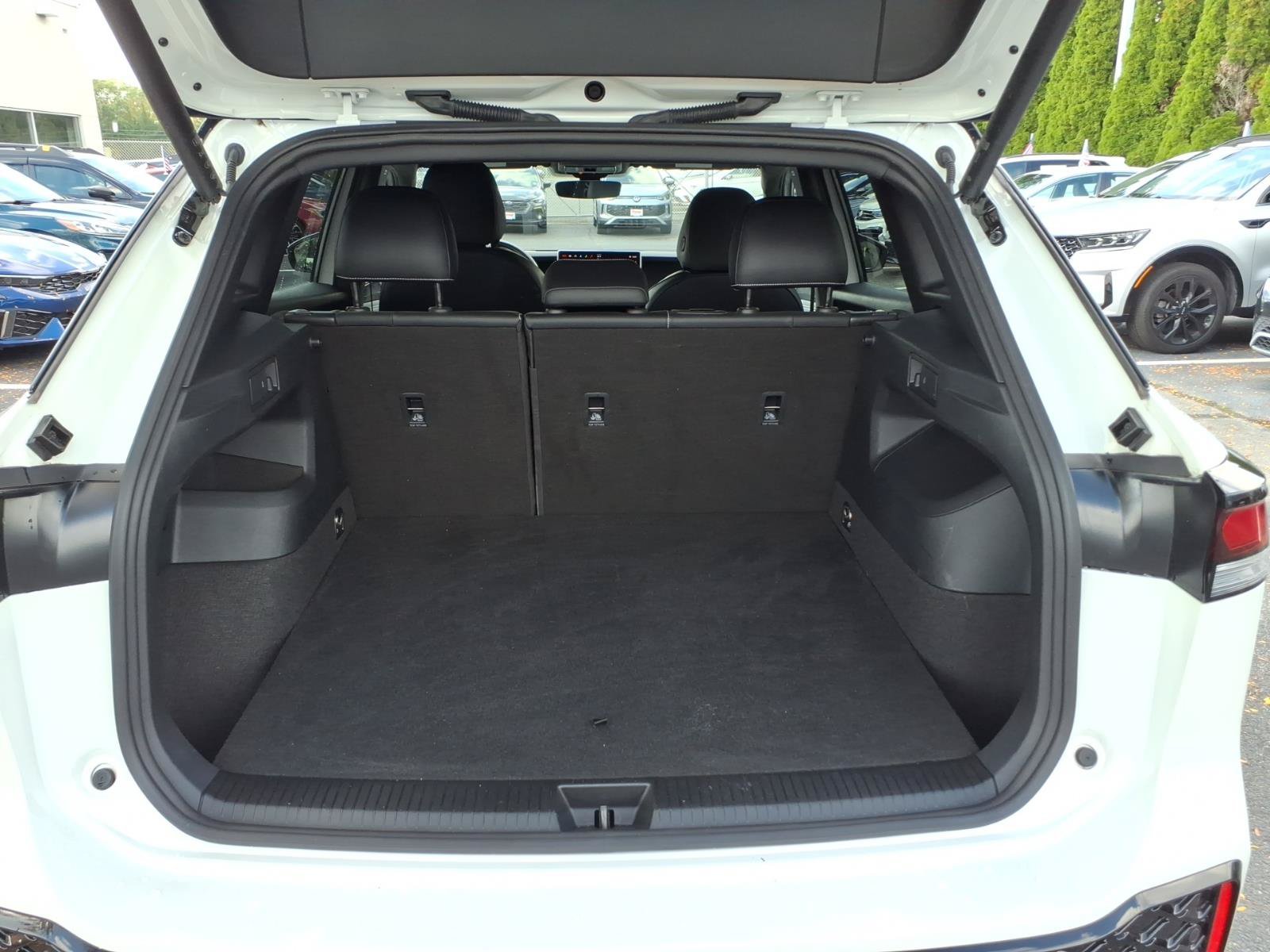 Certified 2025 Volkswagen Tiguan SE R-Line AWD/4WD image 11