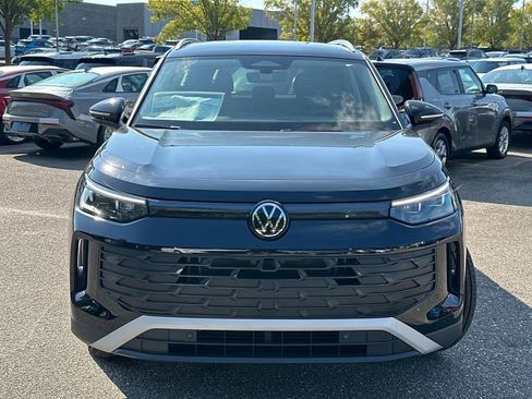 New 2025 Volkswagen Tiguan SE image 2