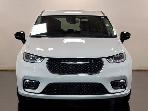 Used 2024 Chrysler Pacifica Touring-L image 3