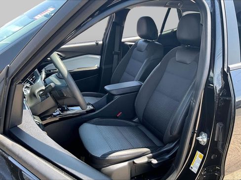 Used 2025 Chevrolet Trax LT FWD image 8