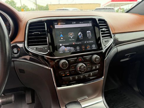 Used 2020 Jeep Grand Cherokee Overland AWD/4WD image 22