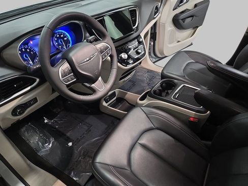 Used 2024 Chrysler Pacifica Touring-L image 18