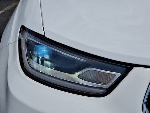 Used 2023 Chrysler Pacifica Touring-L FWD image 10