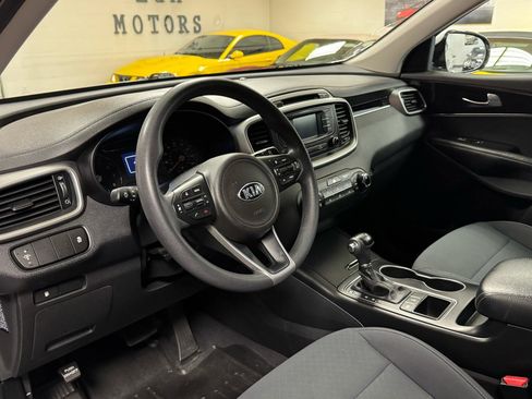 Used 2017 Kia Sorento AWD image 11