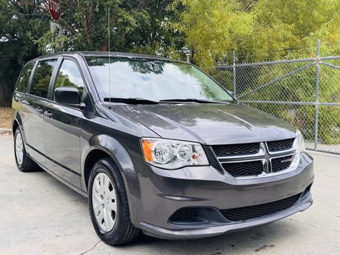 Used 2019 Dodge Grand Caravan SE w/ UConnect Hands-Free Group image 3