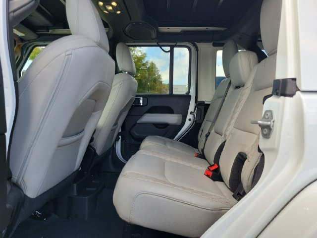 Used 2022 Jeep Wrangler Unlimited Sahara AWD/4WD image 20