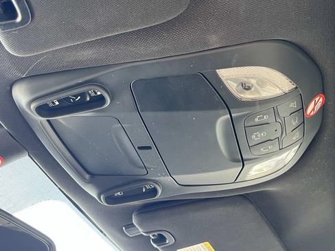 Used 2025 Chrysler Pacifica Limited FWD image 32
