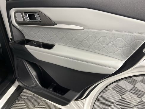 Used 2025 Ford Explorer Platinum w/ Ultimate Package image 32